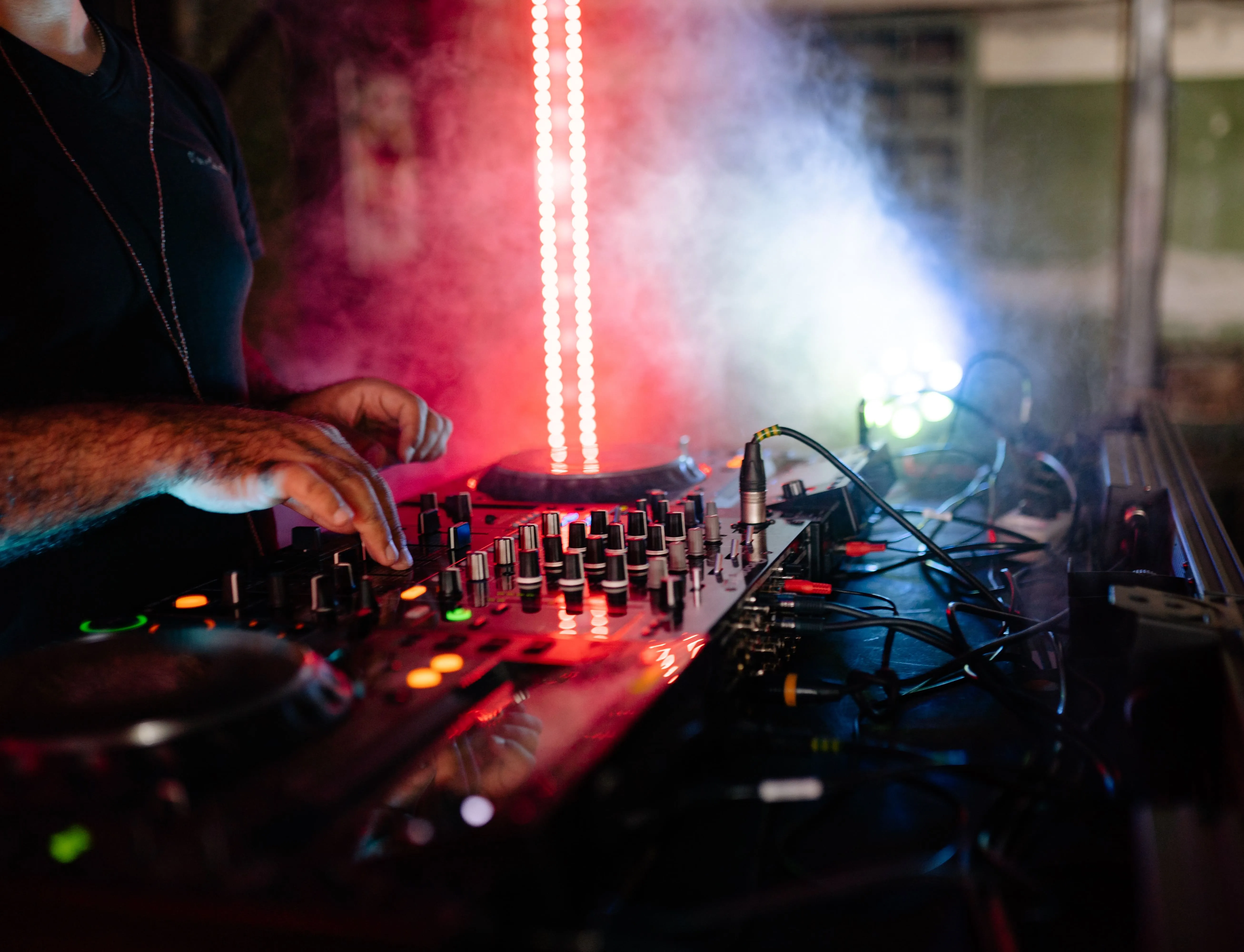 dj en train de mixer sur table de mixage