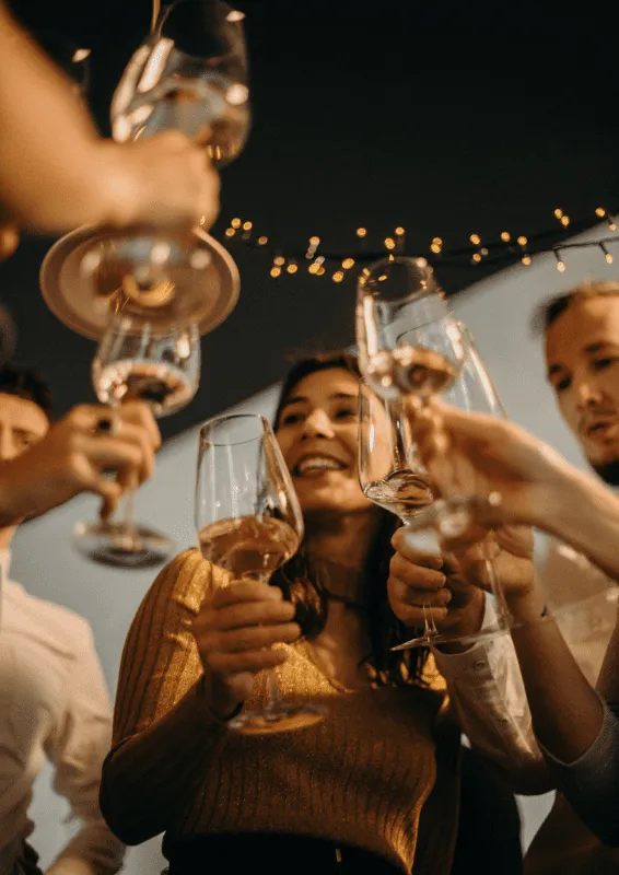 des personnes qui tiennent des verres de champagne