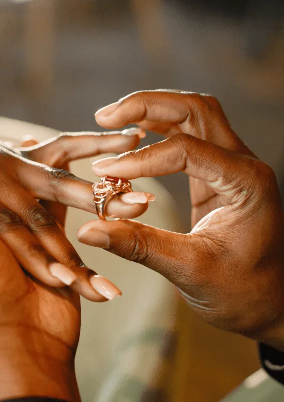 Un homme qui passe la bague au doigt a sa femme