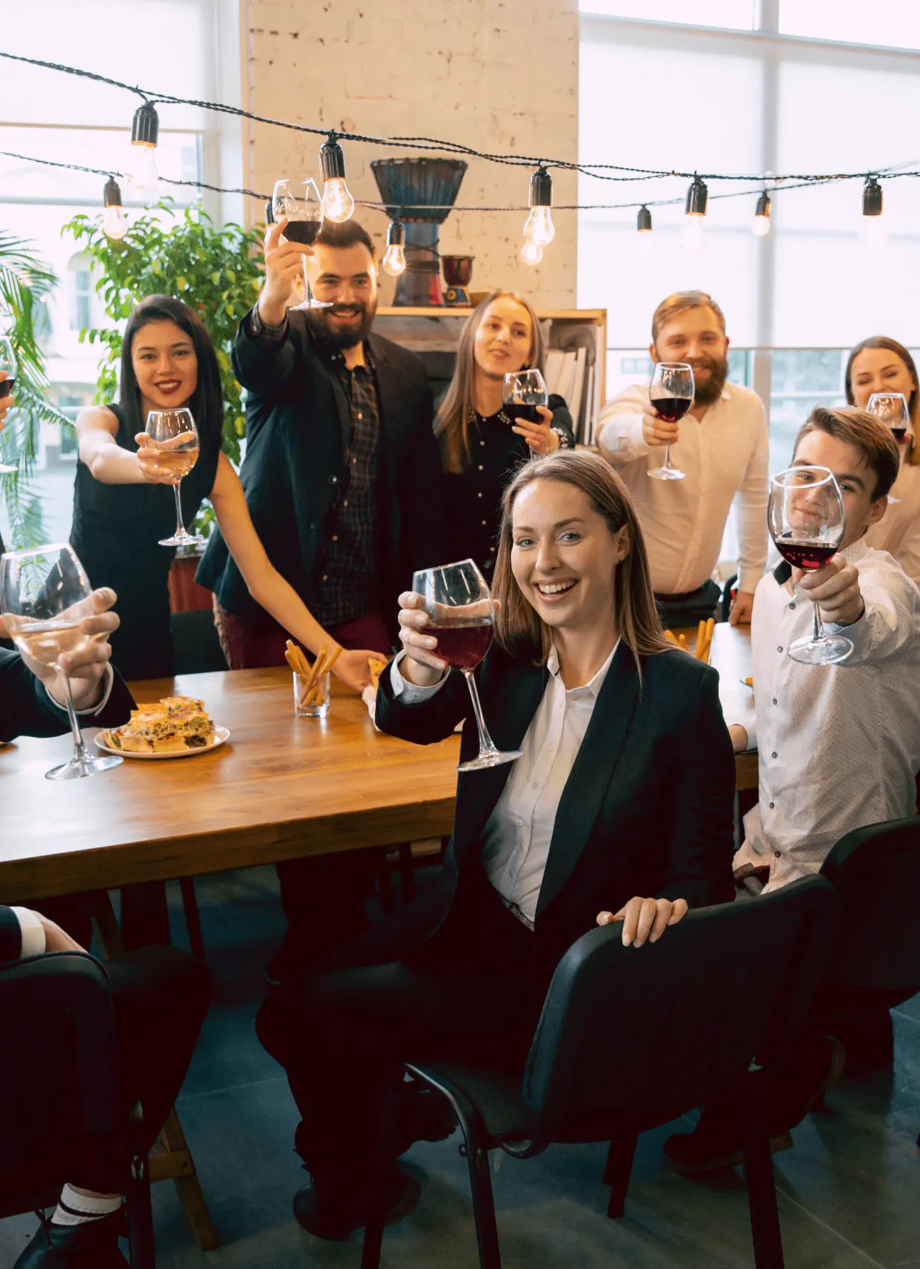 3 femmes et 2 hommes qui lèvent leurs verres