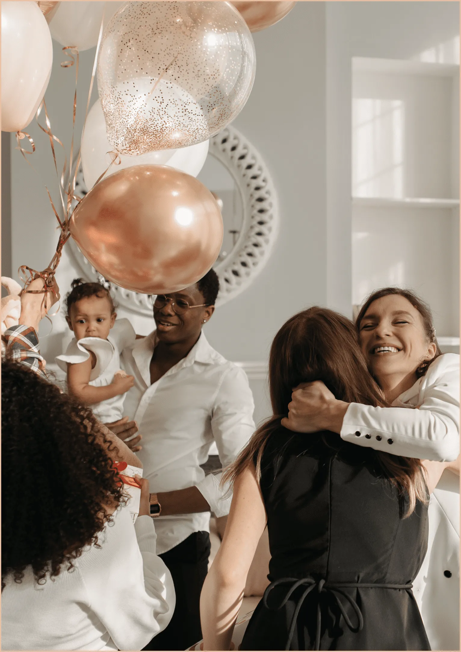 Un homme, un bébé et trois femme avec plusieurs ballons