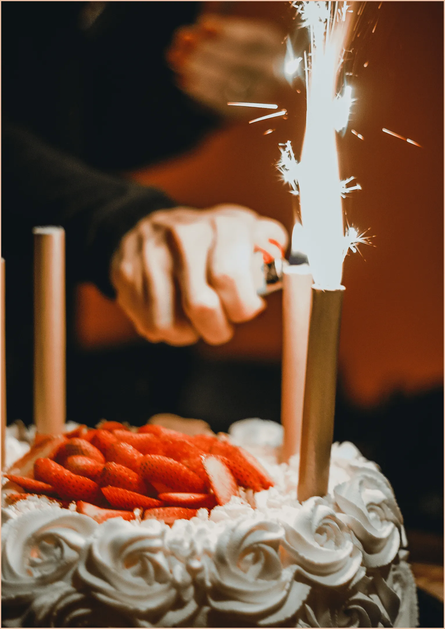 Gateau à la fraise avec une bougie