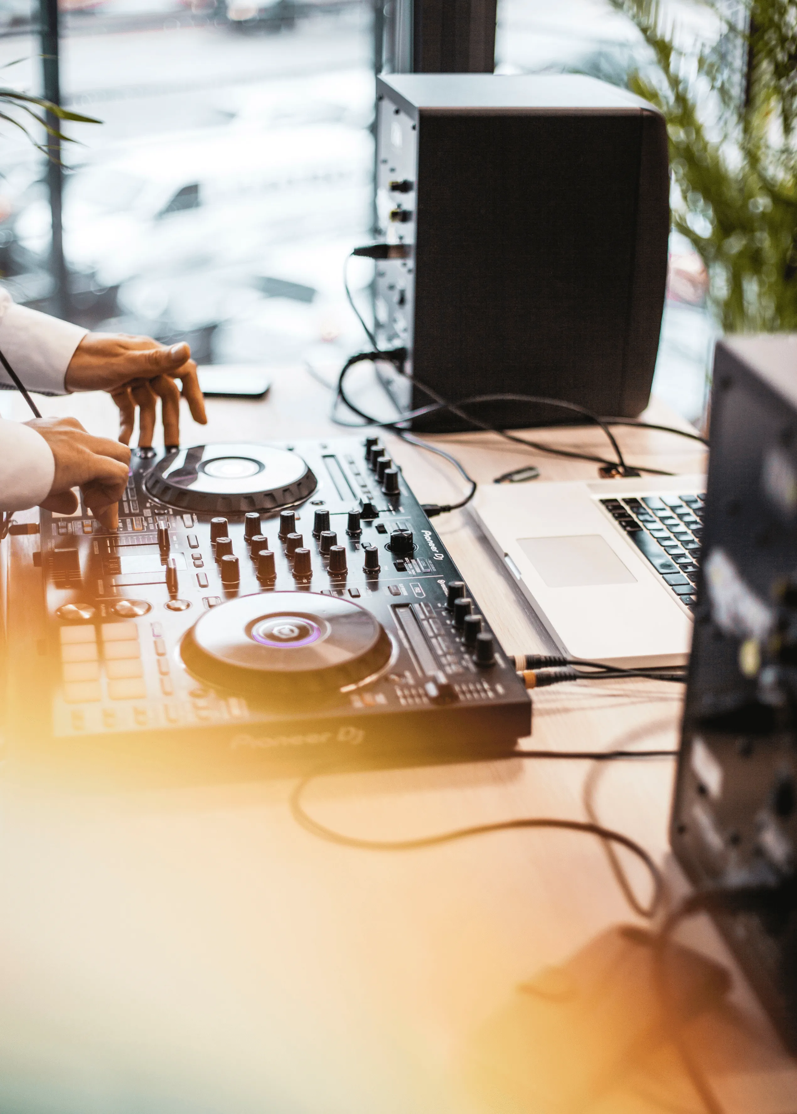 Des mains sur une table de mixage