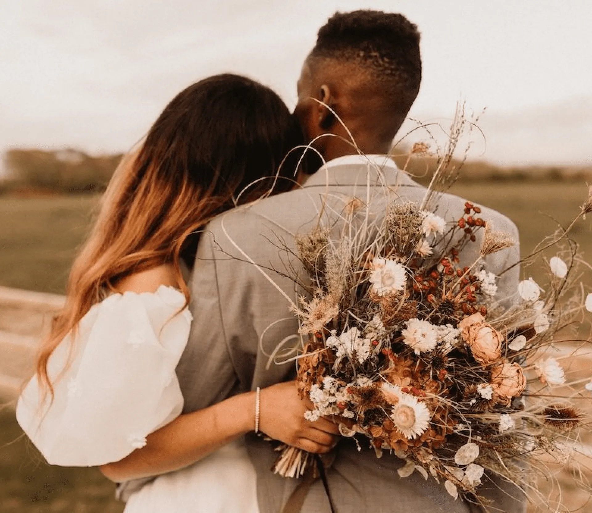 Un couple (homme - femme) avec un bouquet de fleur