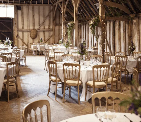 Plusieurs tables et chaises à l'intérieur d'une salle de réception